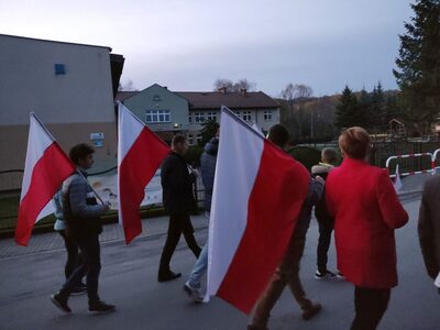 Przemarsz z flagami Polski, fot. warzyce.pl