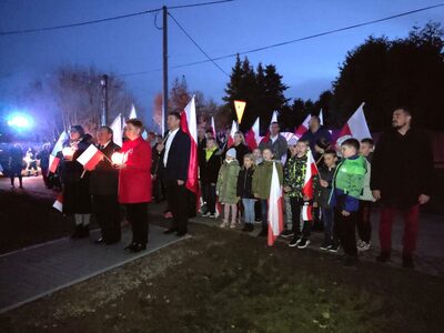 Przemarsz z flagami Polski, fot. warzyce.pl